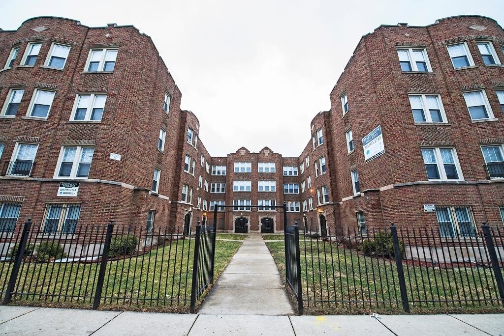 Foto principal - 8222-32 S Ingleside Ave