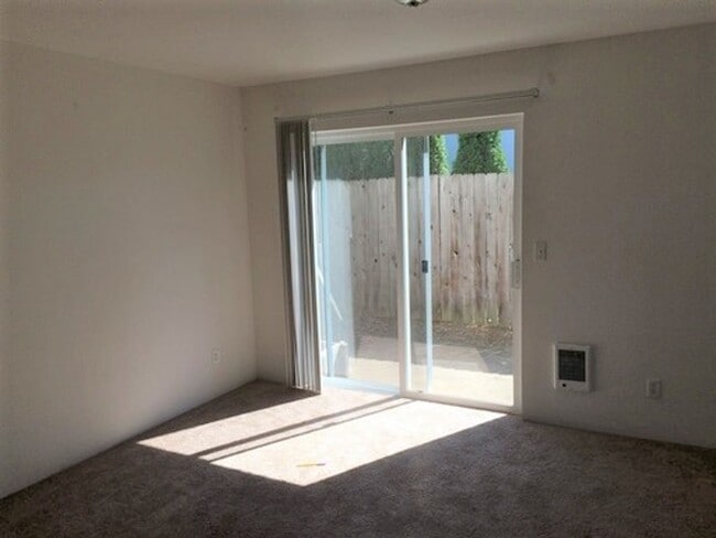 Building Photo - Wonderful townhouse in East Portland! rent...