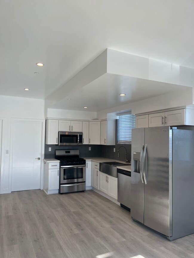Building Photo - 642 N Manhattan Pl