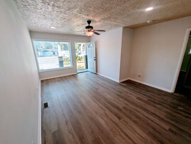 Building Photo - Private East Murray Home with HUGE yard!