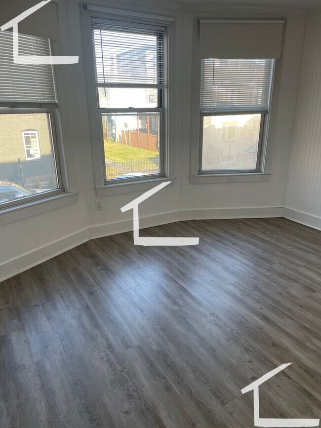 Building Photo - HOT SOUTH BOSTON LISTING!!!!!!!
