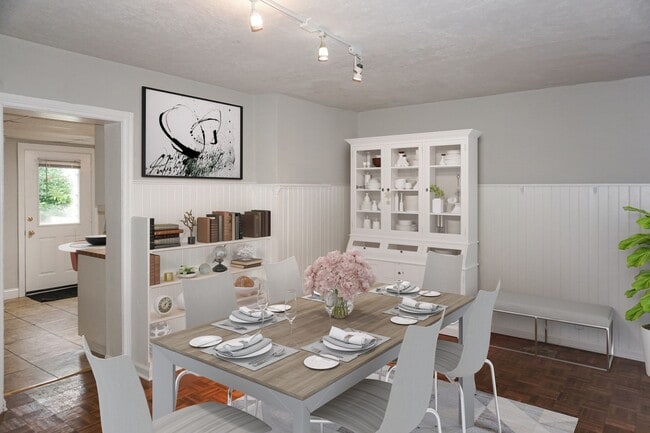 Foto del edificio - Charming 4-Bedroom Twin Home in Prime Wayn...