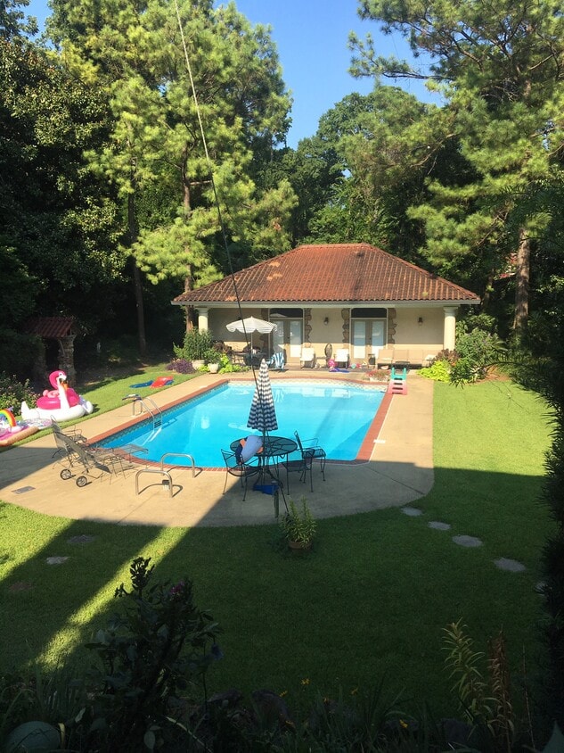 Shared backyard and pool - 1857 S Hull St