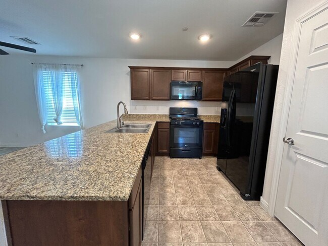 Building Photo - Cozy 2-Bedroom 2-Bathroom Townhouse in Gated Community!