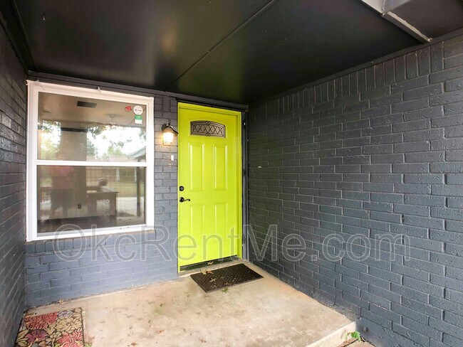 Building Photo - 805 N Markwell Ave