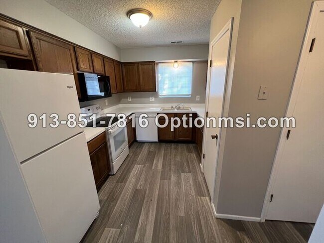 Foto del edificio - Half duplex AVAILABLE NOW