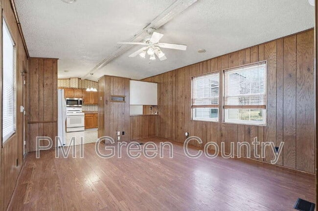 Building Photo - 834 W 138th St S