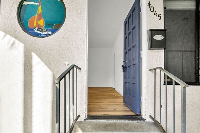 Foto del edificio - Great 3/2 in Crown Point!  Across from the street from bay access and available immediately!