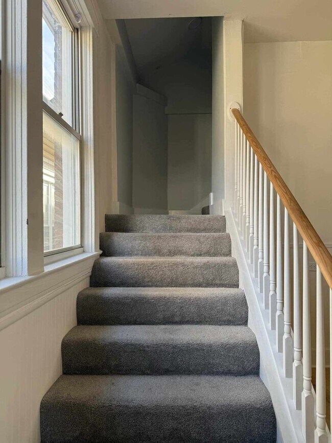 Foto del edificio - MASSIVE 4 bedroom, 2 bathroom house. RENOVATED