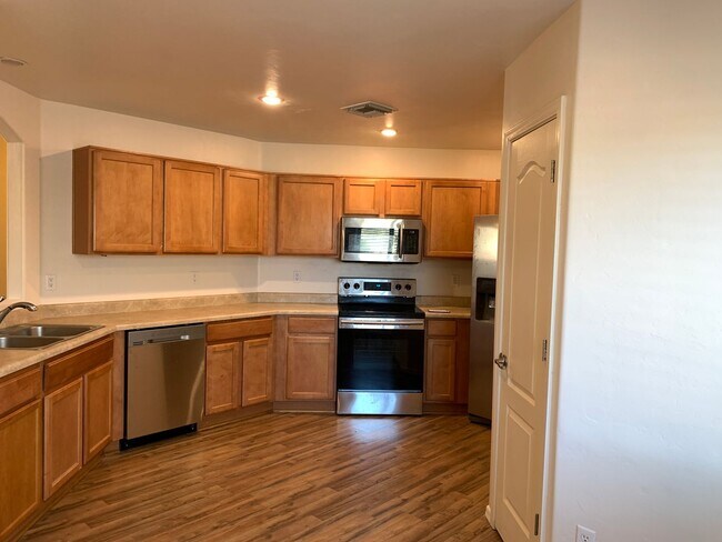 Building Photo - 3Bdm 2Ba Home, Popular Location, Available...
