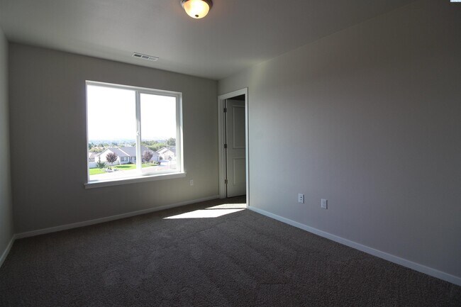 Foto del edificio - 3 Bed/2.5 Bath West Pasco Townhouse