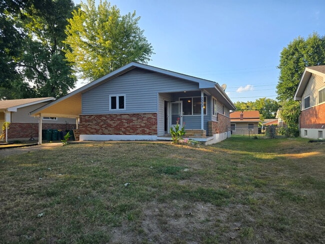 Building Photo - Well-Cared-For Home in St. Louis – Move-In...