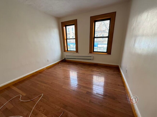 Building Photo - 1858 Archer St