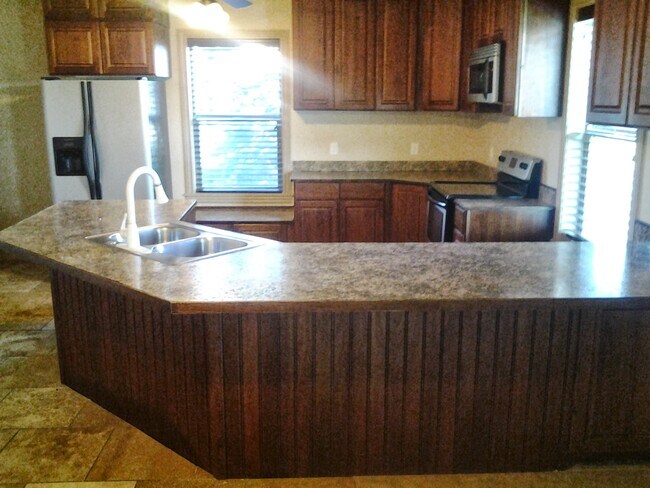 large kitchen - 507 E Oak Ln