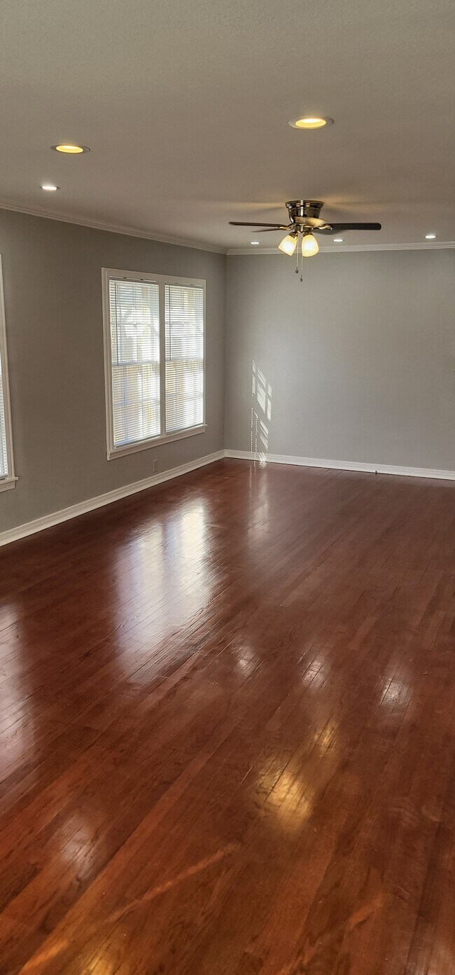 Building Photo - 2418 Clarinda Ave