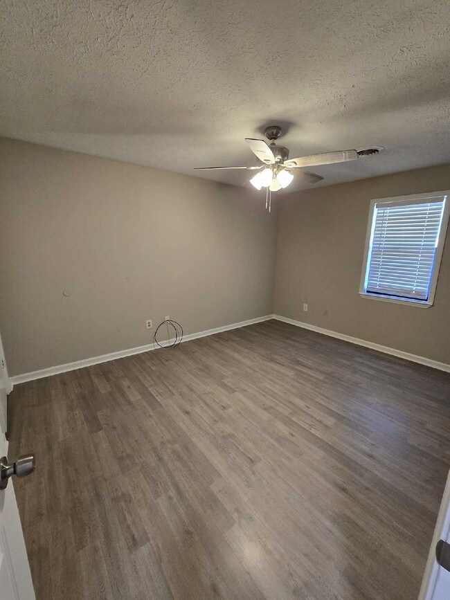 Foto del edificio - Charming 2-Bedroom Duplex in Hampton, GA with Spacious Layout and Modern Amenities!