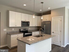 Building Photo - 114 Coralyrose Ct