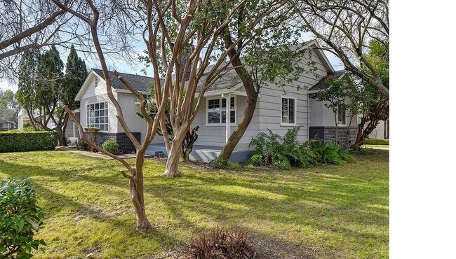 Building Photo - 3138 Land Park Dr