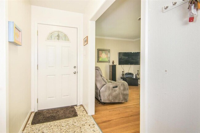 Foto del edificio - 7230 Roos Rd