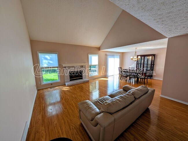 Foto del edificio - Avon Home with Vaulted Ceilings, Gas Firep...