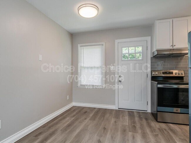 Building Photo - 5804 Cedars E Ct
