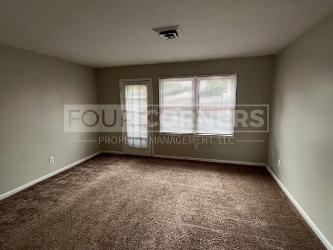 Building Photo - Spacious 2 Bedroom 1.5 Bath Townhome