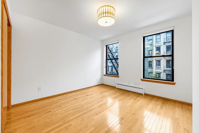 Foto del edificio - 100 St Marks Pl