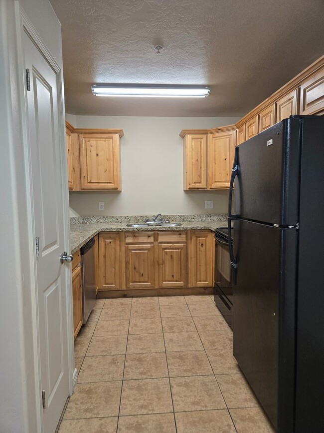 Building Photo - 2 WEEKS FREE RENT -Newly Remodeled 3bedroo...