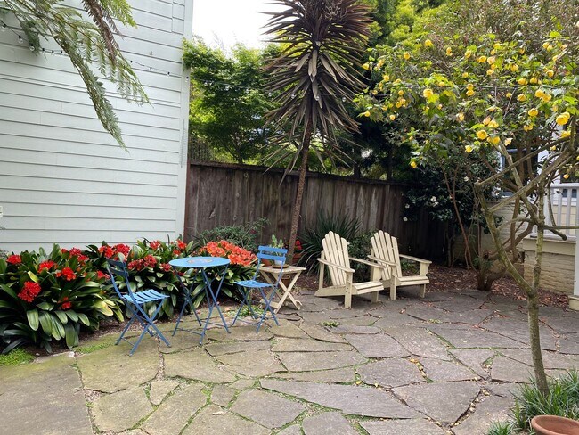 Building Photo - EPIC REA - Beautiful Top Floor 2 bedroom 1...