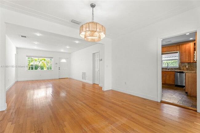 Building Photo - 1307 Valencia Ave