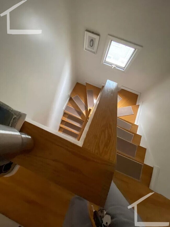 Foto del edificio - HUGE 4 BED/3 BATH ON ALLSTON/BRIGHTON LINE...