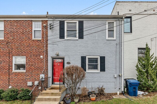 Building Photo - Beautiful, light-filled 3 bed/2 bath Warwi...