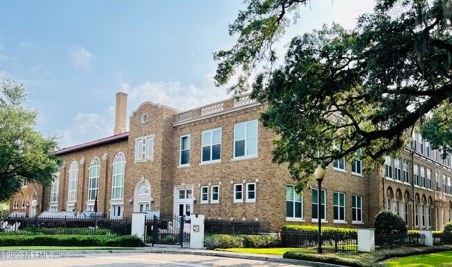 Foto del edificio - 2525 College St