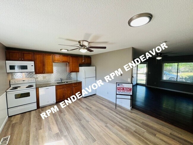 Building Photo - 3/2 Home Available Now!!