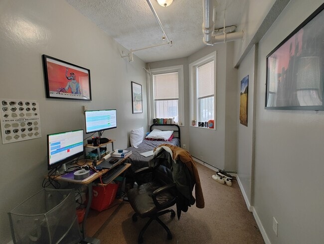 Building Photo - 466 Park Dr