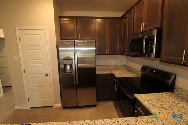 Building Photo - 640 Pacific Crest Trl