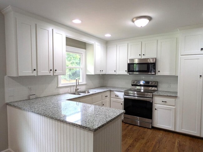 Building Photo - 929 Greenbriar Dr