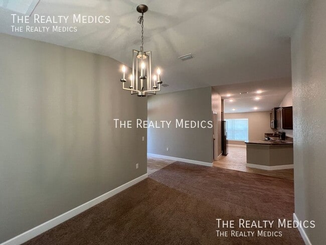 Building Photo - Gorgeous 4 Bedroom, 2 Bathroom Home In Bev...
