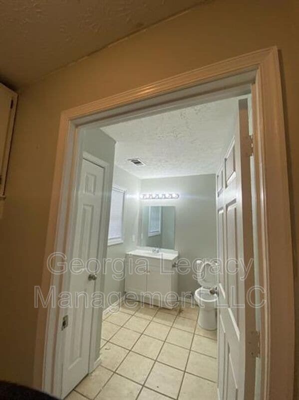 Building Photo - 896 Campbell St