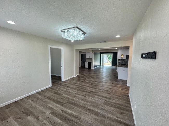 Foto del edificio - Ready For Move In - Nicely Renovated Large...