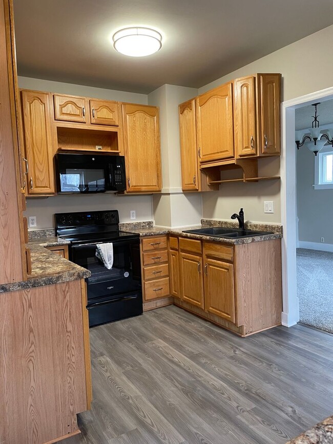 Building Photo - Updated 2 BD/ 2 BA Home