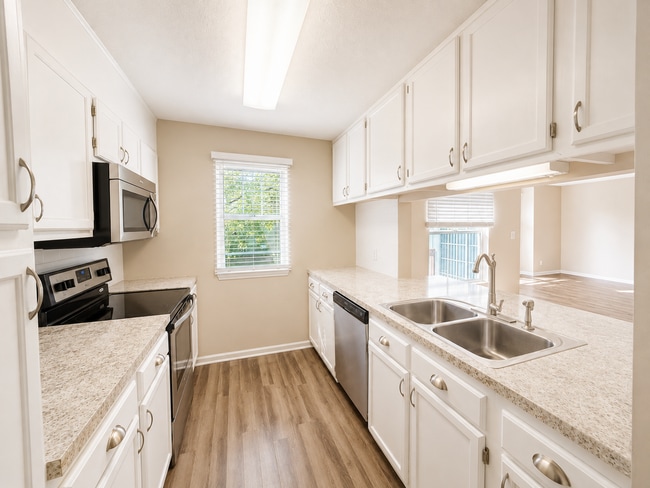 Building Photo - 5020 Thoroughbred Ln