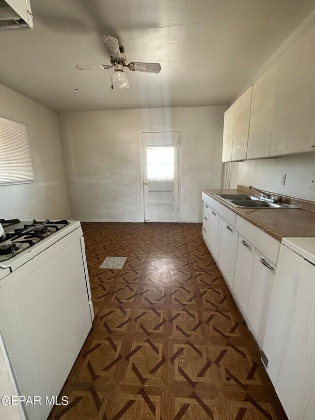 Foto del edificio - 7334 Alpine Dr