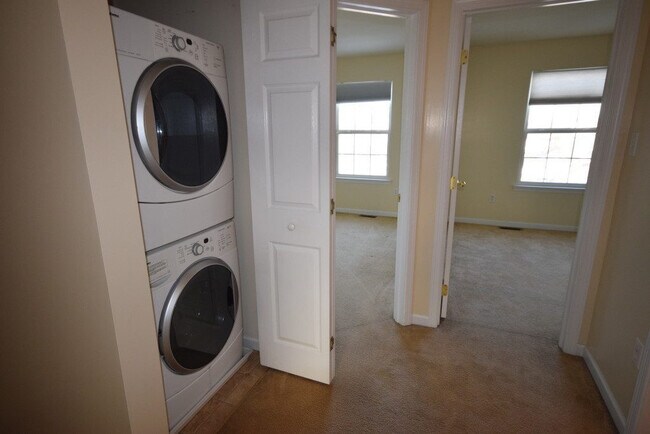 Building Photo - Modern and Sleek Three Bedroom Townhouse