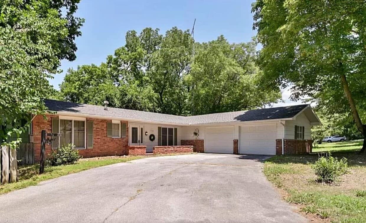 Primary Photo - 4 Bed 3 Bath House in Cassville MO!
