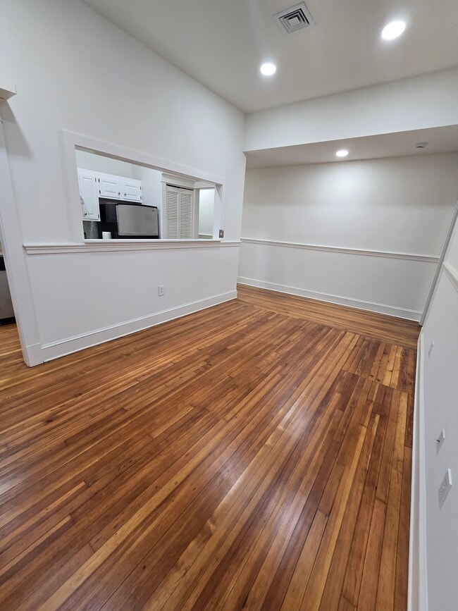 Livingroom - 101 S Saint Asaph St Apartments