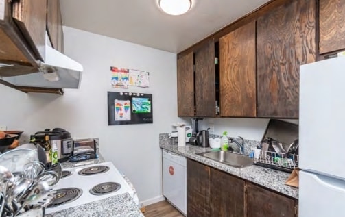Kitchen - Midtown Breeze Apartments