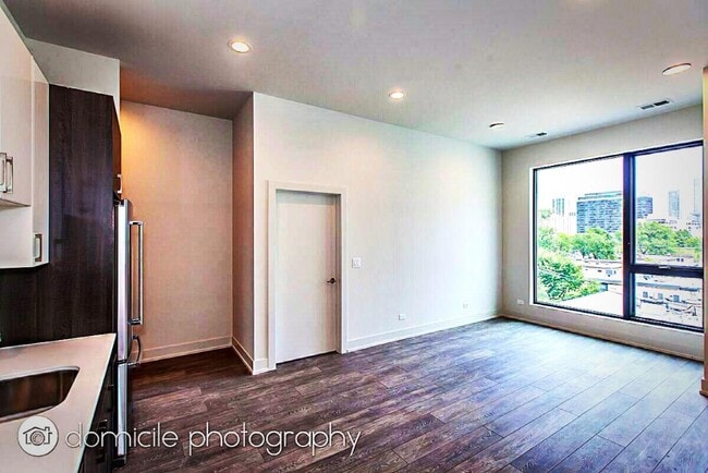 Building Photo - 847 N Larrabee St