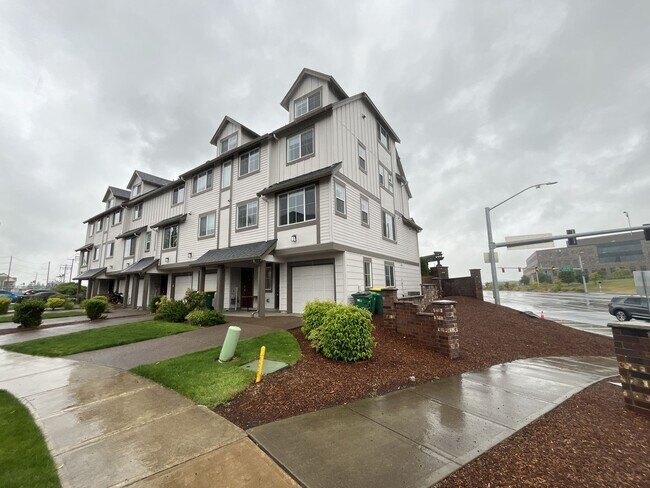 Building Photo - Stunning Corner-Unit Townhome with 4th Bedroom Private Suite in River Terrace, Bonus Room, Pool, ...