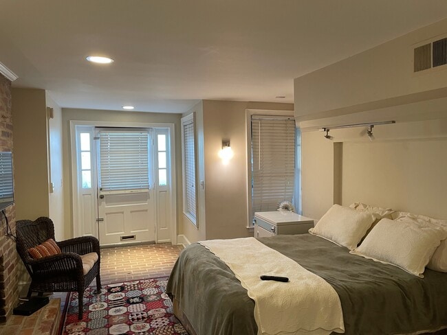 Building Photo - 405 1st St SE